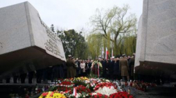 Uroczystości na Powązkach w 6. rocznicę katastrofy smoleńskiej z udziałem premier i prezesa PiS. Fot. PAP/T. Gzell