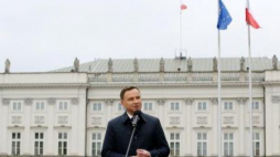 Prezydent Duda podczas uroczystości w 6. rocznicę katastrofy smoleńskiej przed Pałacem Prezydenckim. Fot.PAP/P. Supernak