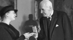 Rossa Bailly odbiera odbiera z rąk prezydenta RP Ignacego Mościckiego odznaczenie. 1936 r. Źródło: NAC