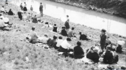 Emaus w Krakowie - uczestnicy uroczystości odpustowych nad brzegiem Rudawy. 1932 r. Fot. NAC