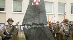 Pomnik w Rzeszowie poświęcony ofiarom katastrofy smoleńskiej związanych z Podkarpaciem. Fot. PAP/D. Delmanowicz 
