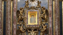 Obraz Maryi Obrończyni Ludu Rzymskiego w Bazylice Santa Maria Maggiore. Fot. PAP/EPA