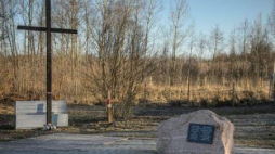 Krzyż i pamiątkowy obelisk na miejscu katastrofy samolotu prezydenckiego Tu-154M w Smoleńsku. Fot. PAP/W. Pacewicz 