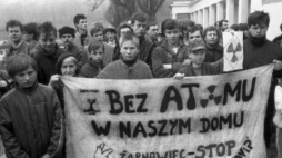 Manifestacja ekologiczna przeciwko budowie elektrowni jądrowej w Żarnowcu. Gdańsk, 1989.04.22. Fot. PAP/S. Kraszewski