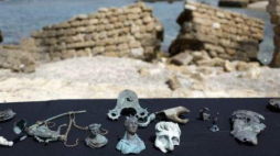 Antyczne znalezisko odkryte przez nurków we wraku statku u wybrzeży historycznego portu Cezarea w Izraelu. Fot. PAP/EPA