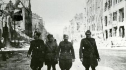 Oficerowie Wojska Polskiego idą ulicą w zrujnowanym Berlinie. Maj 1945 r. Źródło: CAW