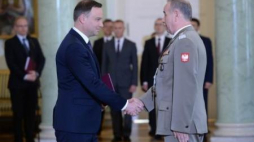 Prezydent A. Duda wręcza akt mianowania na szefa Sztabu Generalnego WP gen. M. Gocułowi. Fot. PAP/J. Turczyk