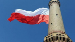 Pięćsetmetrowa flaga zawisła na latarni morskiej w Świnoujściu. Fot. PAP/M. Bielecki