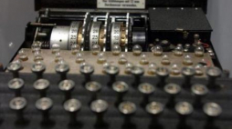 Niemiecka maszyna szyfrująca Enigma. Fot. PAP/W. Szabelski