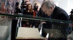 Minister kultury i dziedzictwa narodowego Piotr Gliński w Galerii Kordegarda. Fot. PAP/J. Turczyk