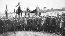 Manifestacja robotników z PPS i Związków Zawodowch w Grójcu 1919 r. Fot. PAP/PAI