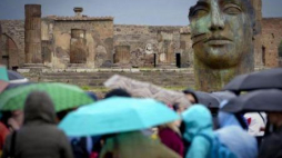 Prezydent Włoch Sergio Mattarella otworzył w sobotę w Pompejach wystawę rzeźb Igora Mitoraja. Fot. PAP/EPA