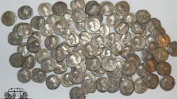 Skarb złożony z 86 srebrnych denarów, bitych w I i II wieku n. e. w Cesarstwie Rzymskim. Źródło: Muzeum w Ostródzie