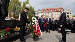 Prezydent Andrzej Duda składa kwiaty przed pomnikiem św. Jana Pawła II w Kaliszu.