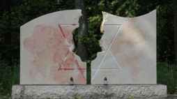 Zdewastowany pomnik na cmentarzu żydowskim w Rajgrodzie. Fot. PAP/A. Reszko