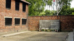 Ściana straceń w dawnym niemieckim obozie koncentracyjnym Auschwitz. Fot. PAP/J. Ochoński 