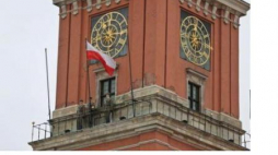 Uroczyste podniesienie flagi państwowej na Wieży Zegarowej Zamku Królewskiego w Warszawie. Fot. PAP/R. Guz