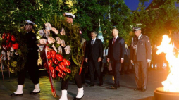 Prezydent RP i prezydent Węgier składają kwiaty podczas obchodów 60. rocznicy Czerwca ’56. Fot. PAP/J. Kaczmarczyk