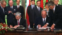 Premier Jan Krzysztof Bielecki i kanclerz Helmut Kohl podpisują Traktat o dobrym sąsiedztwie. Bonn, 17.06.1991. Fot. PAP