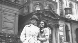 Aktorzy Eugeniusz Bodo i Nora Ney zwiedzają Kraków. 1933 r. Fot. NAC