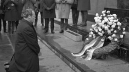 Kanclerz W. Brandt przed Pomnikiem Bohaterów Getta w Warszawie. Fot. PAP/S. Czarnogórski