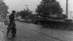 Poznański Czerwiec 1956 - czołgi przed dworcem głównym PKP. Źródło: IPN