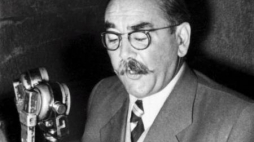 Imre Nagy przemawiający przed gmachem Parlamentu 23 października 1956. Fot. PAP/EPA