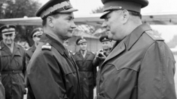 Gen. W. Jaruzelski i marsz. I. Jakubowski. Warszawa 11.11.1968. Fot. PAP/CAF