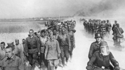 Kolumna sowieckich jeńców mija na szosie kolumnę wojsk niemieckich. Czerwiec 1941 r. Fot. NAC
