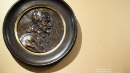 Medal z portretem Klemensa X Altieri autorstwa Giovanniego Lorenza Berniniego. Fot. PAP/S. Rozpędzik 
