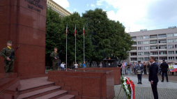 Prezydent Andrzej Duda składa wieniec przed pomnikiem marszałka Józefa Piłsudskiego w Katowicach. Fot. PAP/A. Grygiel 