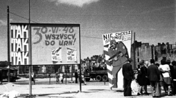 Hasła propagandowe przed referendum w 1946 r. Fot. PAP/S. Dąbrowiecki