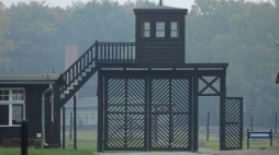 Brama b. niemieckiego obozu koncentracyjnego Stutthof. Fot. PAP/P. Wittman