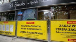 Tablice ostrzegawcze rozstawione wokół wejścia do Teatru Żydowskiego w Warszawie. Fot. PAP/M. Obara