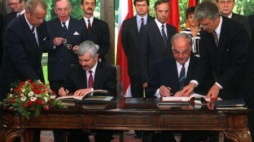 Podpisanie polsko-niemieckiego traktatu o dobrym sąsiedztwie i przyjaznej współpracy.Bonn,17.6.1991. Fot. PAP/G.Rogiński