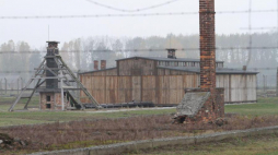Drewniany barak dawnego niemieckiego obozu KL Auschwitz II-Birkenau. 2012 r. Fot. PAP/J. Bednarczyk 
