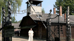 Papież Franciszek przechodzi przez bramę b. niemieckiego, nazistowskiego obozu zagłady Auschwitz. Fot. PAP/P. Supernak