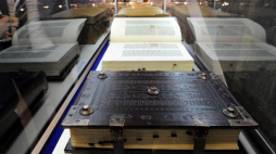 Biblia Gutenberga ze zbiorów biblioteki pelplińskiego Wyższego Seminarium Duchownego. Fot. PAP/G. Jakubowski