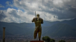 Rzeźba „Dedal” Igora Mitoraja w Pompejach. Fot. PAP/EPA