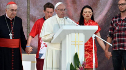 Papież Franciszek (C) modli się w Brzegach z uczestnikami Światowych Dni Młodzieży. Fot. PAP/J. Turczyk