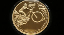 Złota moneta z okazji IO w Rio de Janeiro. Fot. PAP/R. Guz 