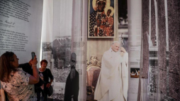 Wystawa „Jan Paweł II. Źródła” w Pawilonie Wystawowym przy Krakowskim Przedmieściu w Warszawie. Fot. PAP/J. Kamiński