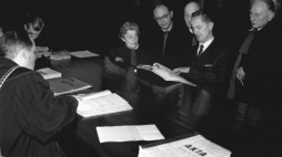 Kazimierz Moczarski (drugi z prawej) zapoznaje się z aktami w czasie procesu rehabilitacyjnego w 1956 r. Fot. PAP/CAF