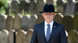 Prezydent A. Duda przy grobie ofiar na cmentarzu żydowskim w dzielnicy Pakosz w Kielcach. Fot. PAP/P. Polak