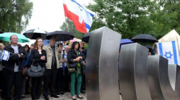 Obchody 70. rocznicy pogromu kieleckiego przy pomniku Menora. Kielce, 03.07.2016. Fot. PAP/P. Polak