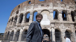 Włoski minister kultury Dario Franceschini przed Koloseum. 01.07.2016. Fot. PAP/EPA