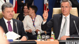 Prezydent Ukrainy (L) i szef NATO podczas Komisji NATO-Ukraina. Warszawa, 09.07.2016. Fot. PAP/R. Pietruszka