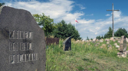 Pomnik w formie głazowiska poświęcony pamięci ofiar obławy augustowskiej w  Gibach (Podlaskie). Fot. PAP/J. Ochoński