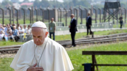 Papież na terenie b. niemieckiego obozu KL Auschwitz II-Birkenau. Fot. PAP/EPA
