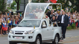Papież Franciszek w papamobile na trasie przejazdu z lotniska na Wawel. Kraków, 27.07.2016. Fot. PAP/D. Delmanowicz 